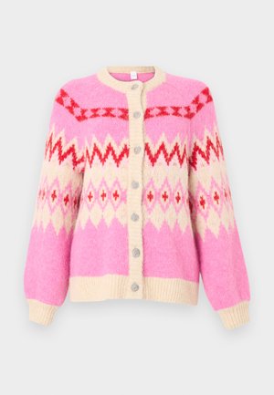 Ružový vlnený kardigán na gombíky s béžovým lemom a červenými geometrickými cikcakmi a diamantovými vzormi na prednej strane a rukávoch.