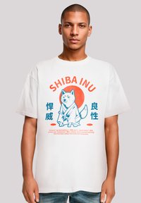 Weißes Baumwoll-T-Shirt mit einem grafischen Motiv eines Shiba Inu in einem Kimono, mit rotem und blauem Text sowie kreisförmigen Akzenten.