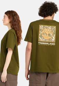 Timberland STACK CAMO TEE. - T-shirt med print - dark olive