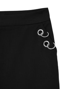 Pantaloni di stoffa nera con una texture liscia, caratterizzati da doppi anelli metallici argento vicino alle tasche e un design della vita piatta.