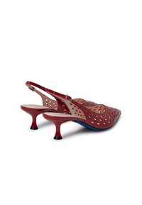 Scarpe slingback in pelle verniciata rossa con motivo intagliato, punta appuntita e tacco curvo di 5 cm. Presentano una fibbia dorata e un accento sulla suola blu.