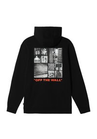 Sudadera negra con un collage gráfico de imágenes en monocromo en la parte posterior, que presenta el texto "OFF THE WALL" en naranja. Tela suave, corte estándar.