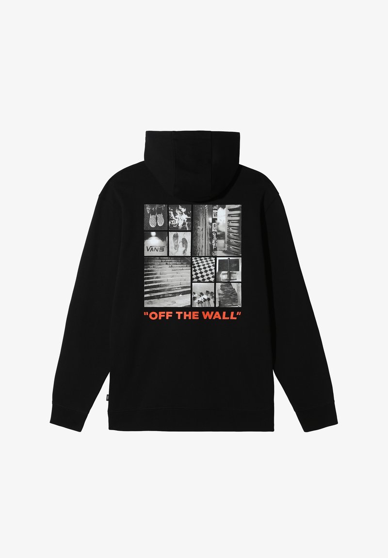 Sudadera negra con un collage gráfico de imágenes en monocromo en la parte posterior, que presenta el texto "OFF THE WALL" en naranja. Tela suave, corte estándar.