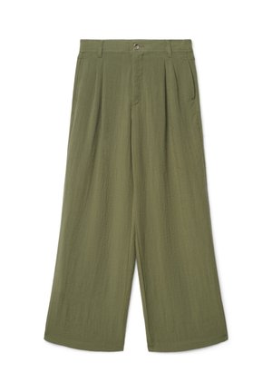Pantalon large kaki avec plis, passants pour ceinture, poches latérales et fermeture par bouton à la taille.