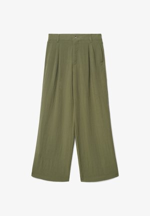 Pantaloni a gamba larga verde oliva con pieghe, passanti per cintura, tasche laterali e chiusura con bottone in vita.