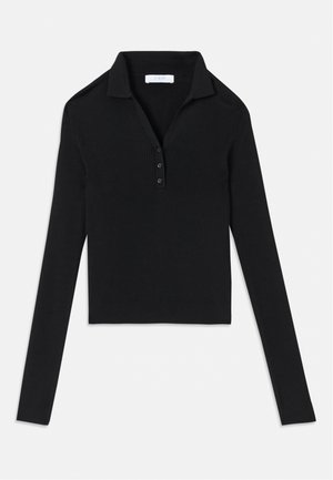 Schwarzes Langarm-Polohemd mit gerippter Textur, Kragen und drei Knöpfen. Enganliegendes Design, cropped Länge. Einfach und minimalistisch.