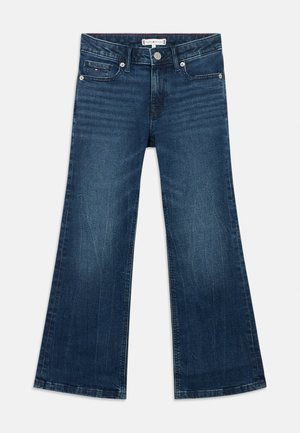 Jean en denim bleu foncé avec une coupe jambes larges, bouton devant, fermeture éclair et design à cinq poches comprenant une petite poche à monnaie.