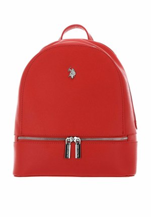 Sac à dos en cuir rouge avec logo argenté U.S. Polo Assn., double curseur sur la poche avant et une poignée de transport supérieure.