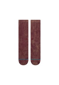 Calcetines burdeos con textura acanalada, de color sólido y una franja de acento azul cerca de los puños. Presentan un pequeño detalle de logo cerca del tobillo.
