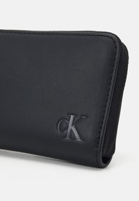 Calvin Klein Jeans BLOCK MED ZIP AROUND - Novčanik - black