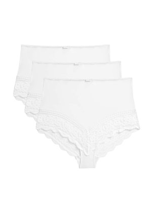 Trzy białe damskie majtki z wysokim stanem ozdobione koronką przy otwarciach na nogi, ułożone na sobie w delikatnym zachodzeniu na siebie na białym tle.