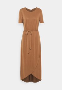 Robe brune longueur genou avec des manches courtes, un col rond et une ceinture nouée à la taille. Présente une jupe style portefeuille et une texture de tissu lisse.