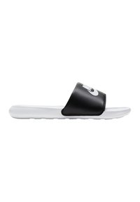 Svart syntetisk sandaler med bred rem som har en hvit Nike-logo, kombinert med en hvit strukturert såle. Flatt, åpent design.