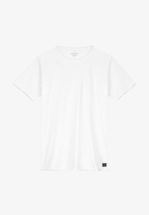 Tricou alb cu mânecă scurtă, realizat dintr-un material moale, cu guler rotund. Dispune de o mică etichetă logo neagră plasată în colțul din dreapta jos.