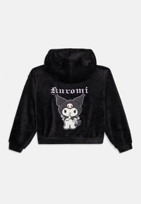 Sort cropped hoodie i blødt materiale med hætte og ører. Ryggen viser en farverig Kuromi-figur og stiliseret tekst i lilla.