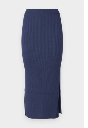 Pletena midi suknja u tamnoplavoj boji, s rebrastom teksturom, prilagođenim oblikom i bočnim prorezom za dodatnu detalj. Uključena elastična uže.