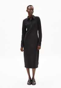 Schwarzes Langarmkleid mit Kragen und Knopfleiste, gefertigt aus glattem Stoff, mit geradem Schnitt und knöchellang.