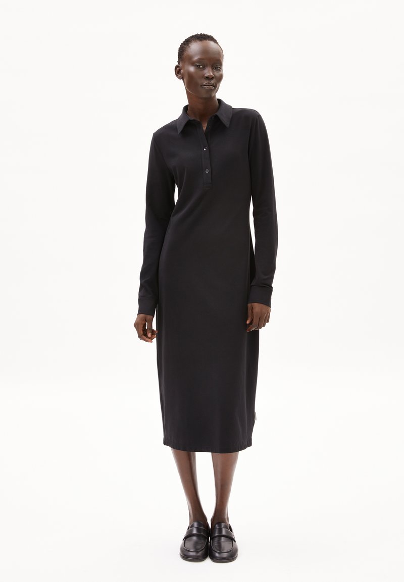 Schwarzes Langarmkleid mit Kragen und Knopfleiste, gefertigt aus glattem Stoff, mit geradem Schnitt und knöchellang.