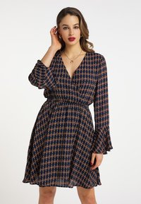 Rochie bleumarin cu un model geometric în tonuri calde, cu mâneci lungi, decolteu în V și talie elastică pentru o potrivire relaxată.