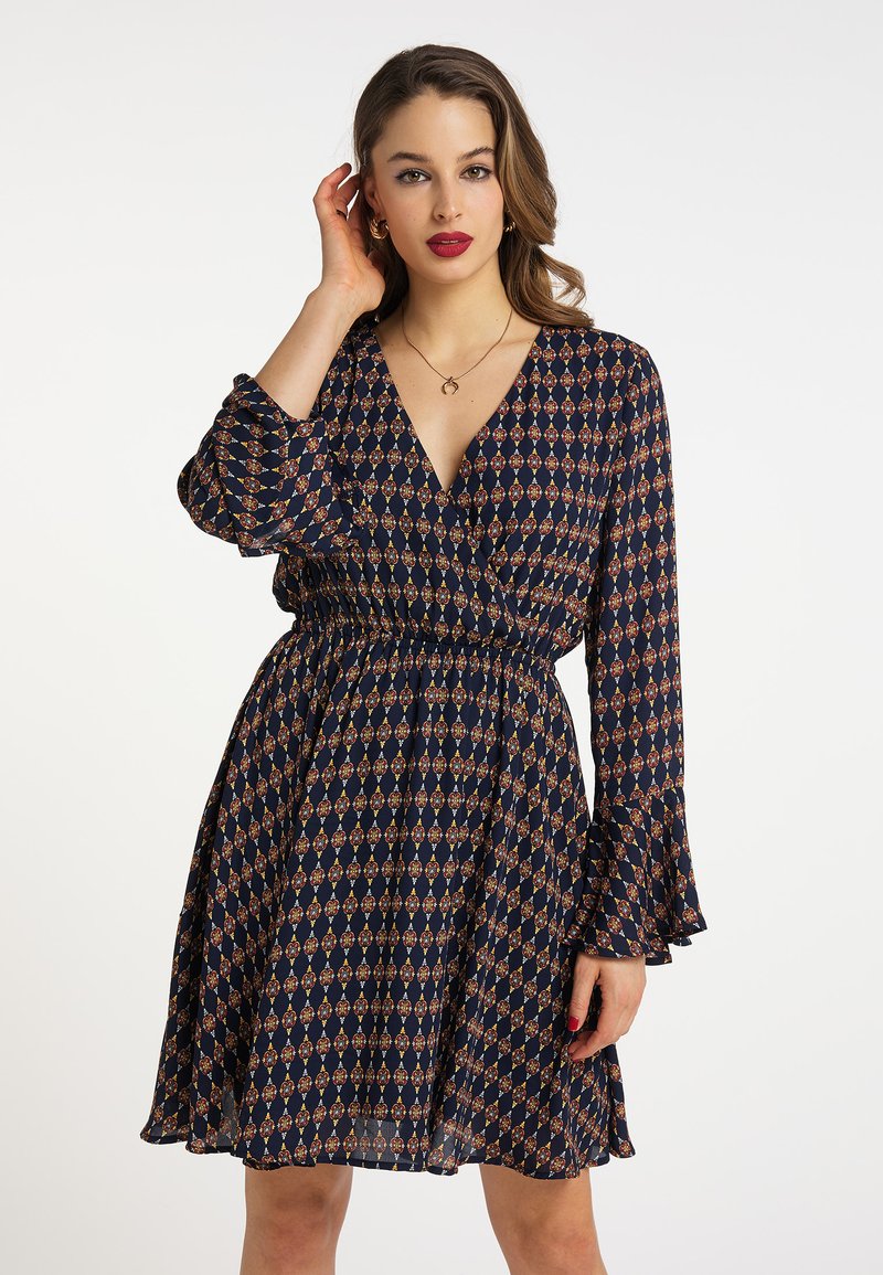 Rochie bleumarin cu un model geometric în tonuri calde, cu mâneci lungi, decolteu în V și talie elastică pentru o potrivire relaxată.