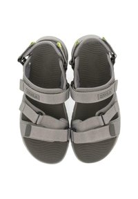 Sandalias ajustables grises con suelas de goma texturizadas, con correas anchas y herrajes de cierre. Detalles en un vibrante color verde.