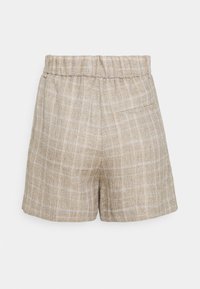 Shorts à carreaux beige avec taille élastique et poche arrière, réalisés en tissu tissé texturé, présentés sur un fond blanc.