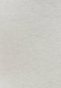 Lichtgrijze, gestructureerde stof met een fijn, ribbelpatroon. Zacht en rekbaar, geschikt voor kleding of bekledingstoepassingen.