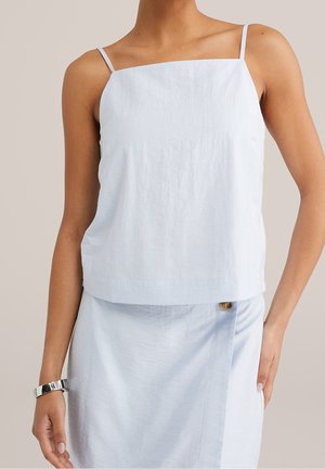 Lichtblauw mouwloos topje met een vierkante halslijn en dunne bandjes. Gemaakt van een gestructureerde stof, met een losse pasvorm en een rechte zoom.