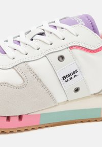 Sneaker bianco realizzato in materiali scamosciati e tessili, con accenti multicolori nei toni del rosa, menta e lavanda. Include un'etichetta con il marchio e perforazioni.