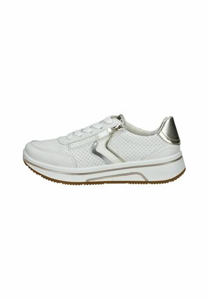 Witte perforated sportschoen met een zilveren accent op de hiel en zijkant, voorzien van een dikke rubberen zool en vetersluiting.