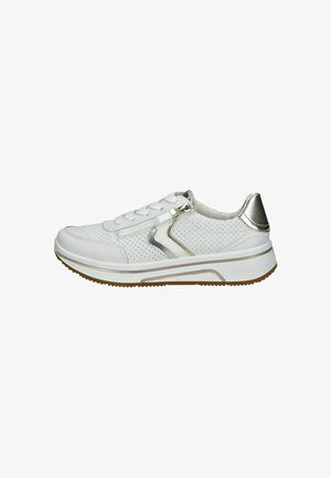 Chaussure de sport blanche perforée avec un accent argenté sur le talon et le côté, dotée d'une semelle en caoutchouc épaisse et d'un système de laçage.