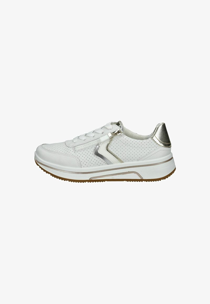 Chaussure de sport blanche perforée avec un accent argenté sur le talon et le côté, dotée d'une semelle en caoutchouc épaisse et d'un système de laçage.