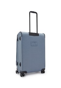 Modrá měkká kufrová taška s výsuvnou rukojetí, černými akcenty, čtyřmi koly a boční kapsou. Hladký povrch a obdélníkový tvar.