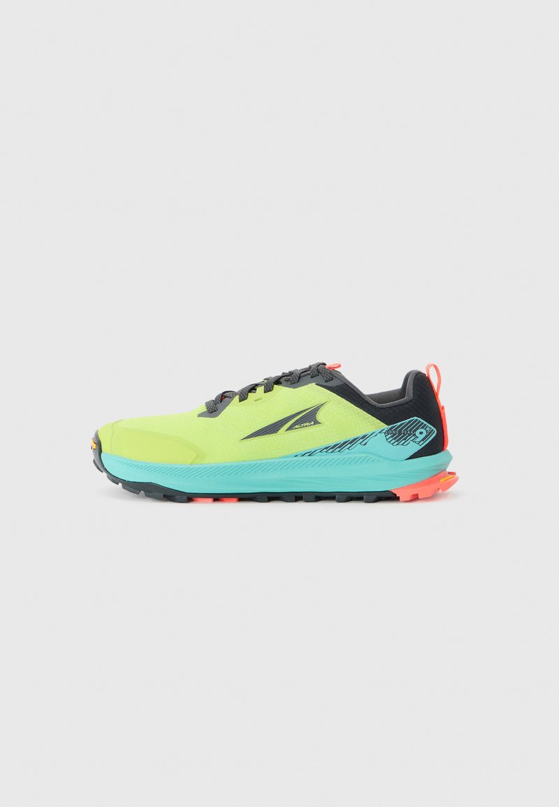 Chaussure de course pour homme en jaune fluo avec semelle intermédiaire noire et canard, et accents orange, dotée d'un motif de semelle adapté au trail et d'un design à lacets.