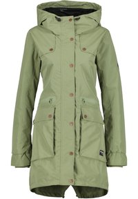 Giacca parka impermeabile verde oliva con cappuccio, tasche con zip e a pattina, e dettagli con bottoni marroni. Presenta polsini e orlo regolabili.