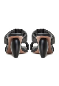 Sandales noires à talons avec un dessus en cuir souple, design ouvert et talons blocs arrondis. Présente une texture froncée au niveau des orteils.