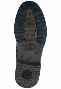 Suela de zapato de goma marrón con un diseño texturizado, destacado logo de "MUSTANG" y acentos de estrellas. Tread acanalado para tracción.