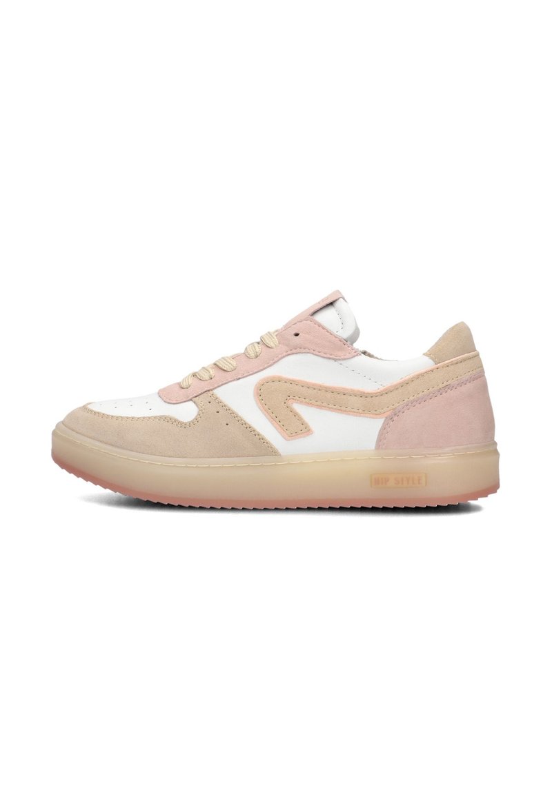 Witte en beige sneaker met roze accenten. Heeft een gladden lederen bovenwerk, suède overlays en een semi-transparante rubbersole.
