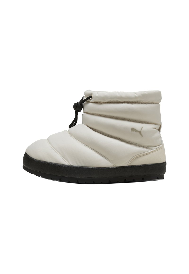 Botas de invierno Puma en material sintético blanco roto con diseño acolchado, suela de goma negra y cordón ajustable para un mejor ajuste.