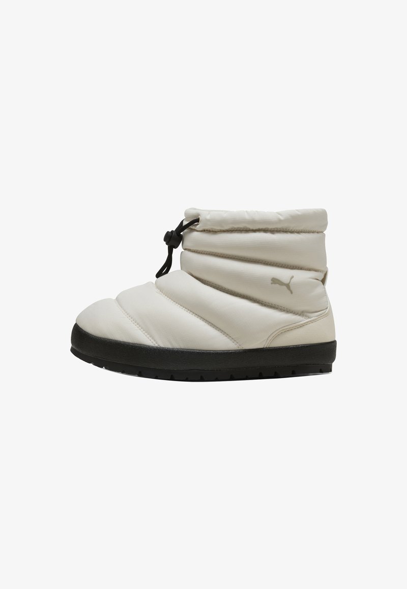 Botas de invierno Puma en material sintético blanco roto con diseño acolchado, suela de goma negra y cordón ajustable para un mejor ajuste.