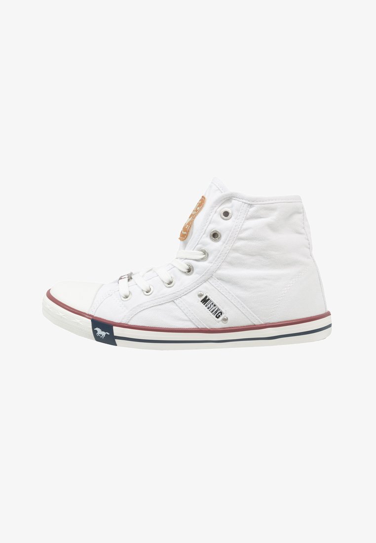 Weiße High-Top-Sneaker aus Canvas mit strukturierter Oberfläche, Gummisohle mit roten Akzenten und Metallösen für die Schnürsenkel.