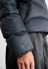 Salomon OUTLINE CROP - Μπουφάν με πούπουλα - deep black