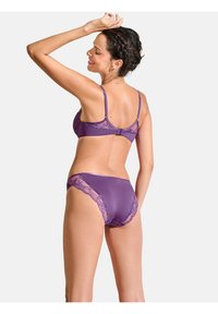 Paars lingerieset met een bh met kantaccenten en verstelbare bandjes, en bijpassende slip. De set heeft een gladde textuur en verfijnde details.
