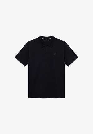 Polo negro de manga corta con cuello, tapeta de tres botones y logo sutil en el pecho izquierdo.