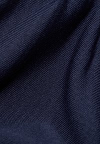 Tessuto a maglia blu navy con una superficie liscia, caratterizzato da una leggera elasticità e un dettagliato motivo di cucitura, mostrando lievi variazioni di tonalità.