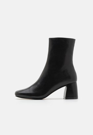 ONLBRIELLE HEELED BOOT - Klassiset nilkkurit - black