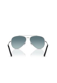 Occhiali da sole aviator con montatura in metallo argento, lenti grigie sfumate e terminali in plastica nera. Dotati di naselli regolabili.