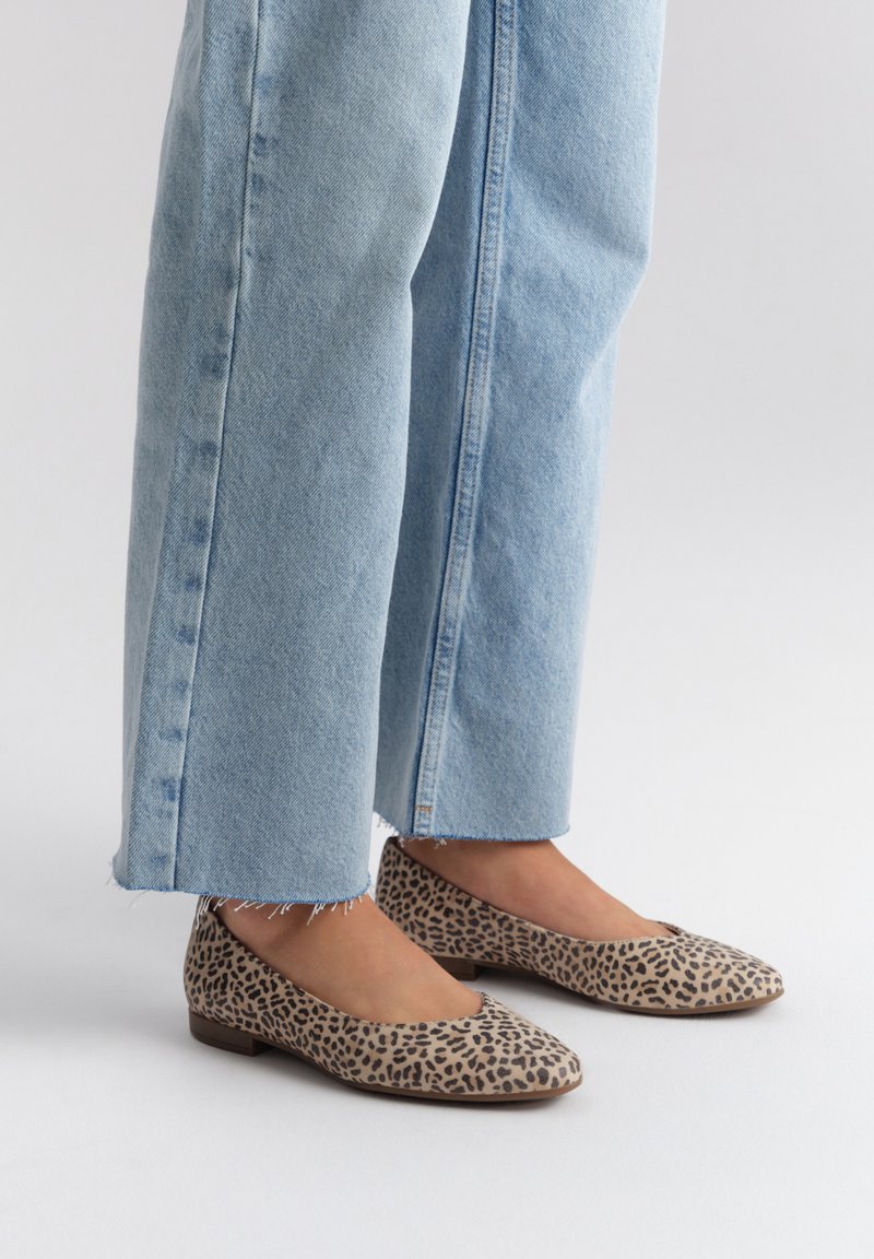 Ballerine con stampa leopardata, con punta rotonda, tessuto morbido e tacco basso, abbinate a jeans a gamba larga light blue con orlo sfilacciato.