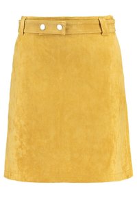 Mini-jupe en daim jaune avec une texture lisse, dotée d'une ceinture passant dans les passants et de deux boutons décoratifs à l'avant.