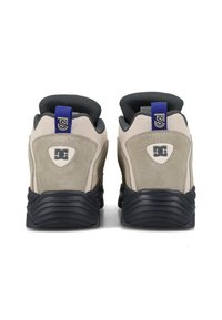 Szare i beżowe sneakersy z zamszową i siateczkową cholewką, z niebieską pętelką na pięcie oraz teksturowaną czarną podeszwą. Minimalistyczny detal logo z tyłu.